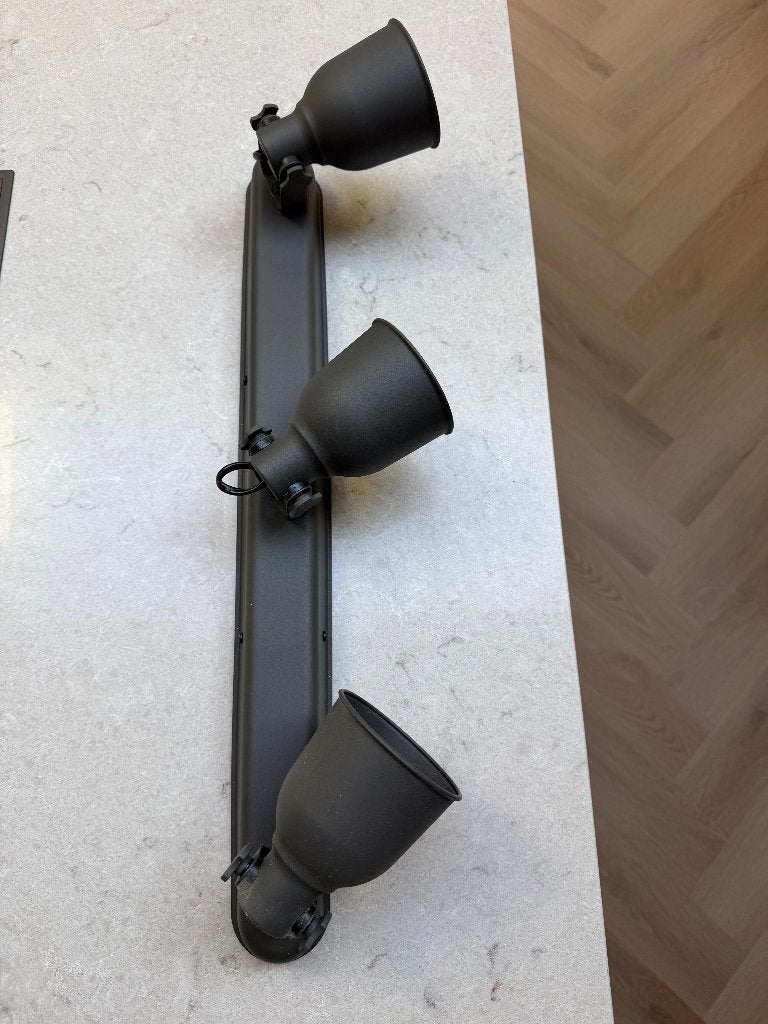 Ikea hektar spot met drie spots incl lampen, Huis en Inrichting, Lampen | Spots, Ophalen, GU10, Opbouwspot, Zo goed als nieuw