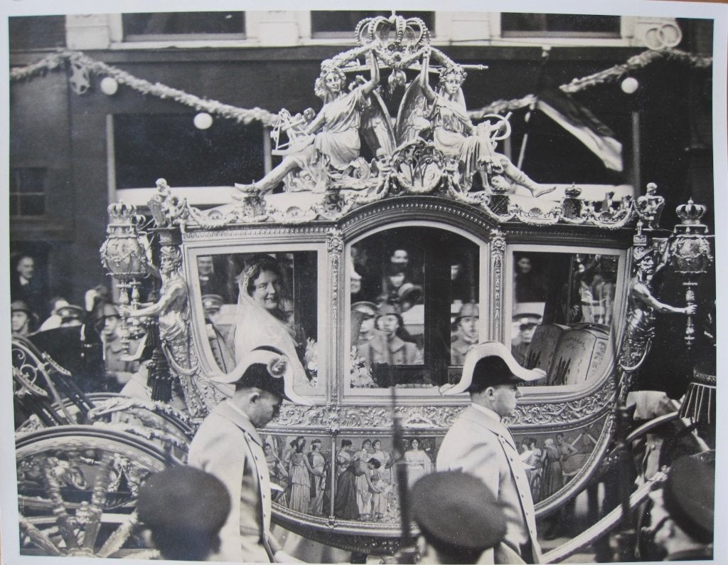 foto van prinses Juliana in de gouden koets - huwelijk 1937, Ophalen of Verzenden, Zo goed als nieuw, Nederland, Kaart, Foto of Prent