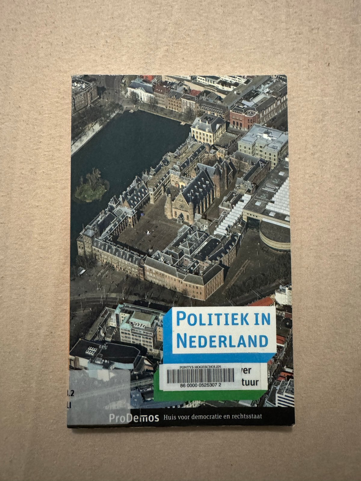 Politiek in Nederland - ProDemos 3e druk, Boeken, Ophalen of Verzenden, Gelezen, Politiek en Staatkunde, Nederland