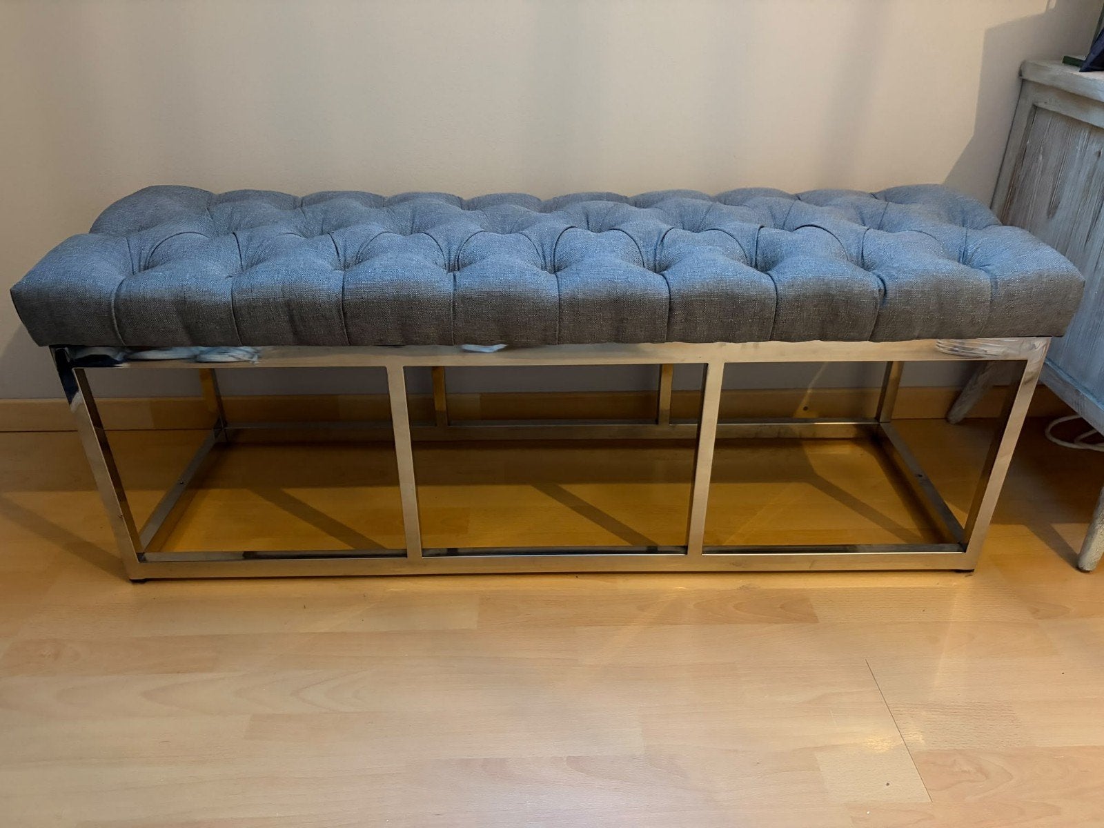 Stevige grijze bank met hoogglans aluminium onderstel, Huis en Inrichting, Gebruikt, Ophalen of Verzenden, Eén, Stof