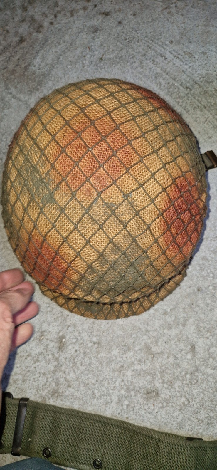 Militair uitrusting set: helm, veldfles, riemen en tas, Verzamelen, Militaria | Algemeen, Ophalen of Verzenden, Landmacht, Nederland