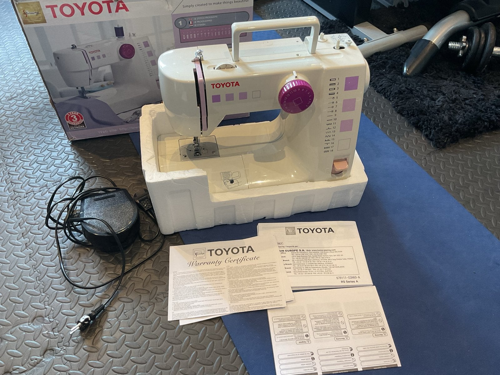 Toyota FSL18 Naaimachine - Zo goed als nieuw, Hobby en Vrije tijd, Naaimachines en Toebehoren, Ophalen of Verzenden, Zo goed als nieuw