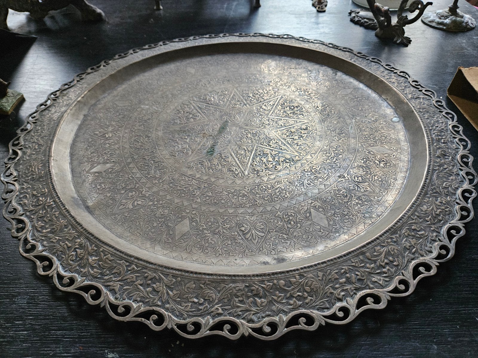 Antieke zilverkleurige dienblad met sierlijke rand, Ophalen