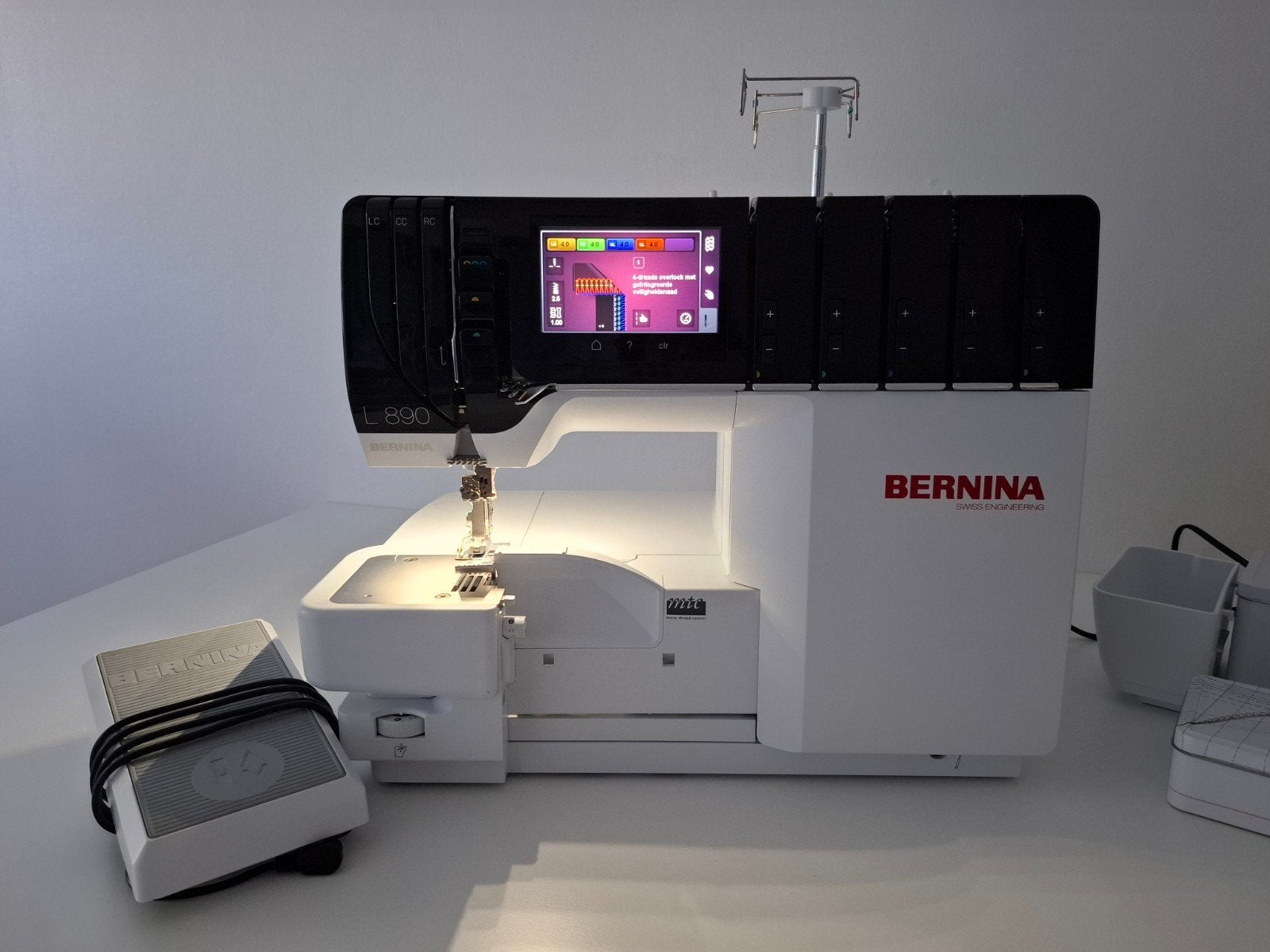 Bernina L 890 Lock/covermachine - Zo goed als nieuw, Hobby en Vrije tijd, Naaimachines en Toebehoren, Ophalen of Verzenden, Zo goed als nieuw