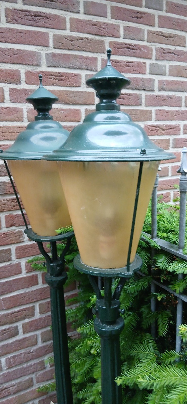 Tuin lantaarn gietijzer 2 stuks, Tuin en Terras, Buitenverlichting, Gebruikt, Staande lamp, Ophalen of Verzenden, Netvoeding
