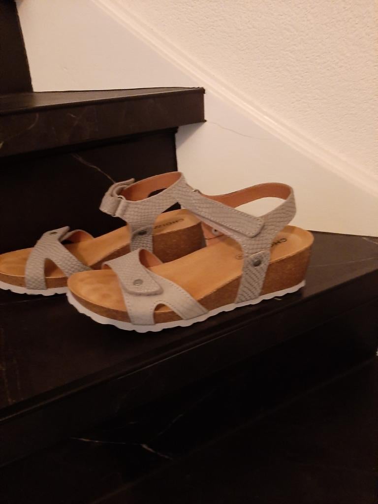 Nieuwe leren damessandalen met sleehak - Maat 40, Kleding | Dames, Schoenen, Choizz, Ophalen of Verzenden, Nieuw, Sandalen of Muiltjes