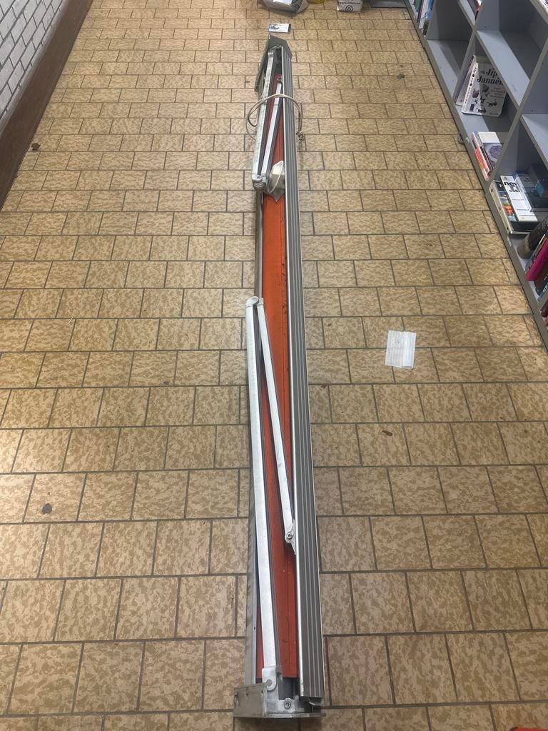 Gebruikt knikarmscherm - Oranje doek, Tuin en Terras, Zonneschermen, Gebruikt, Knikarmscherm, 150 tot 300 cm, 250 cm tot 450 cm
