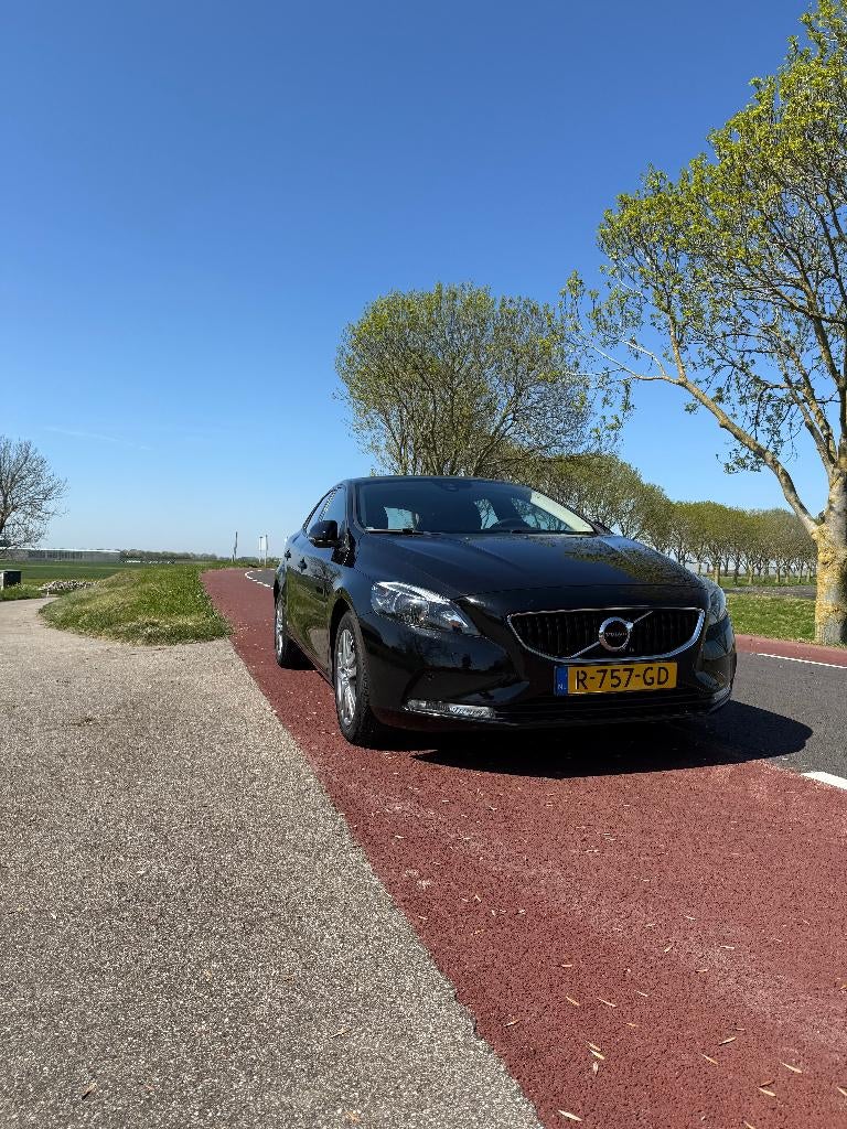 Volvo V40 2.0 2016 Zwart | Trekhaak, Navi, Stoelverwarming, Auto's, Voorwielaandrijving, Stof, 1431 kg, Handgeschakeld