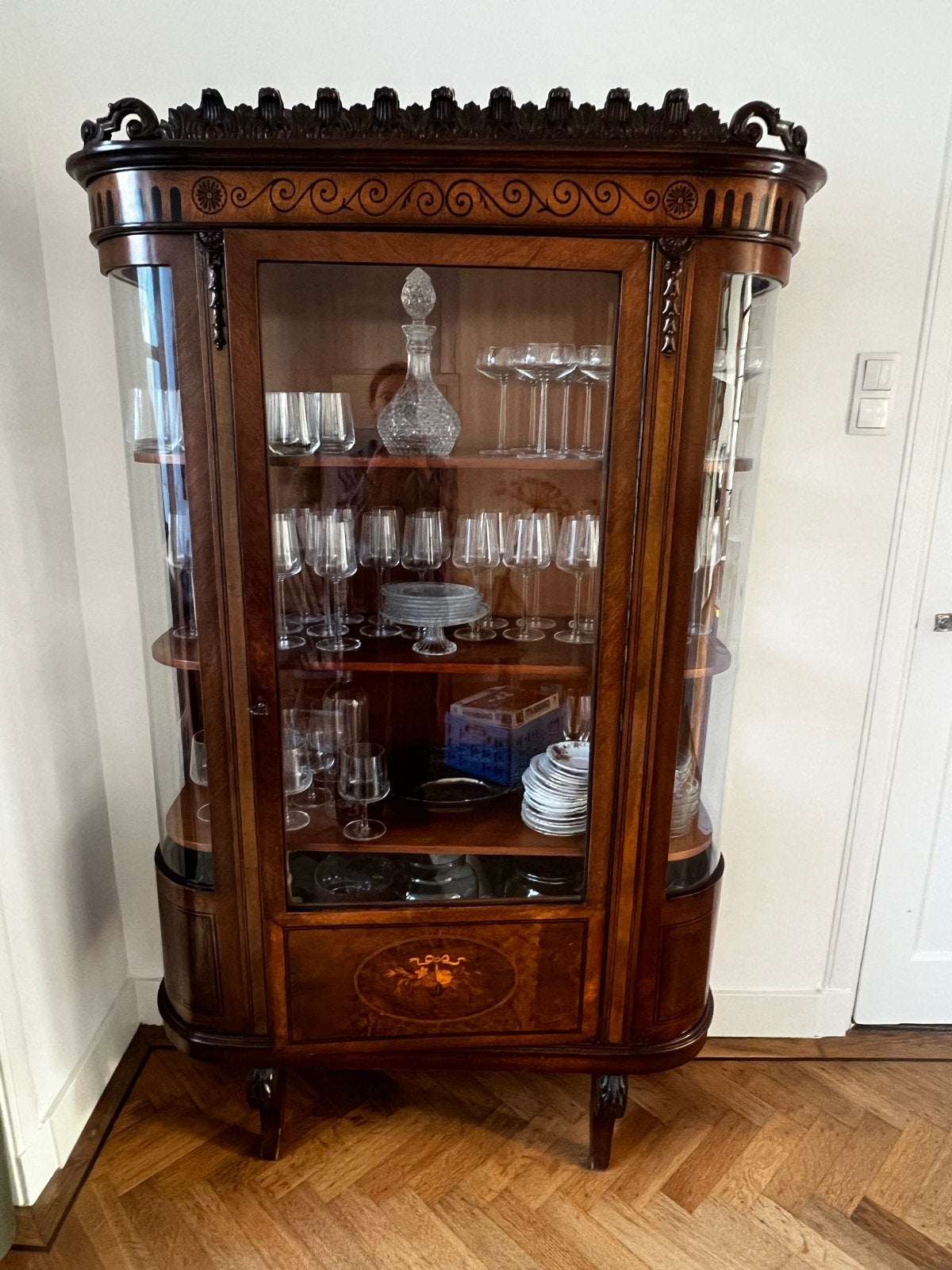 Antieke vitrinekast met inlegwerk en gebogen glas, Ophalen