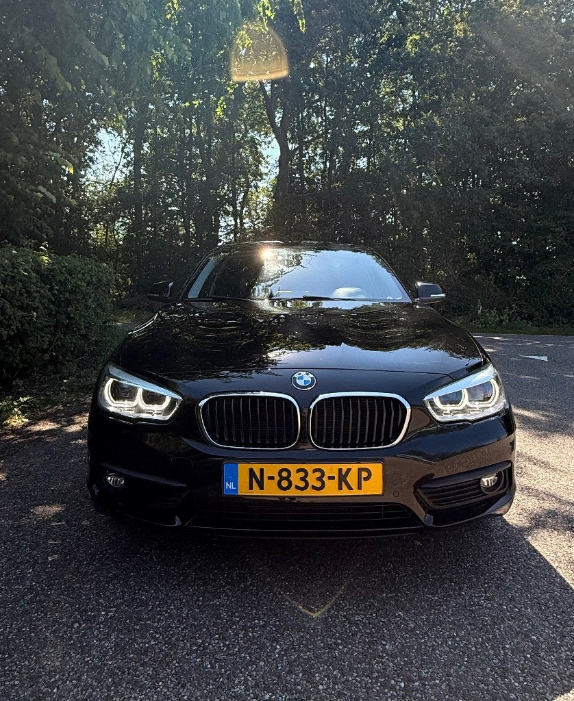 BMW 1-Serie 118i 136pk Aut 2017 Zwart, Auto's, Zwart, 650 kg, 3 cilinders, Geïmporteerd