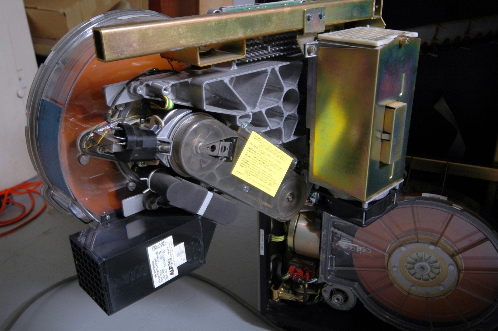 Foto 4 van IBM System 36 harddisk-pack schijf. Met 8" diskette