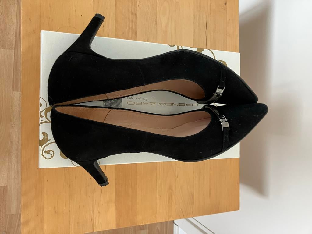 Zwarte suède pumps - Brenda Zaro - Maat 39, Kleding | Dames, Schoenen, Zo goed als nieuw, Pumps, Zwart, Ophalen of Verzenden