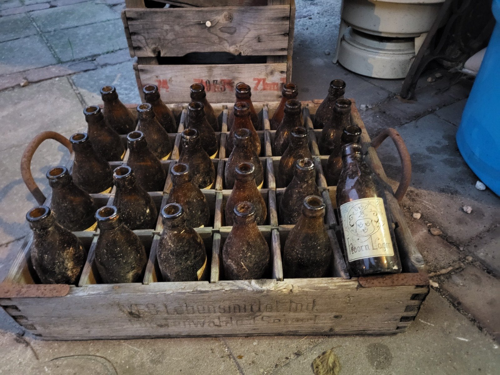 Vintage houten bierkrat met 23 bruine flessen, Ophalen of Verzenden