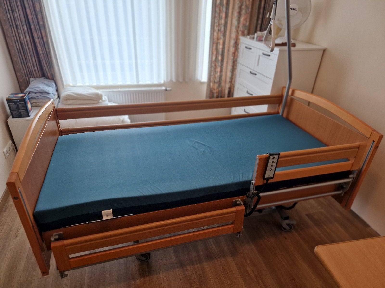 Verstelbaar eenpersoons hoog-laag bed met nachtkastje, Ophalen, 90 cm, Eenpersoons, Bruin