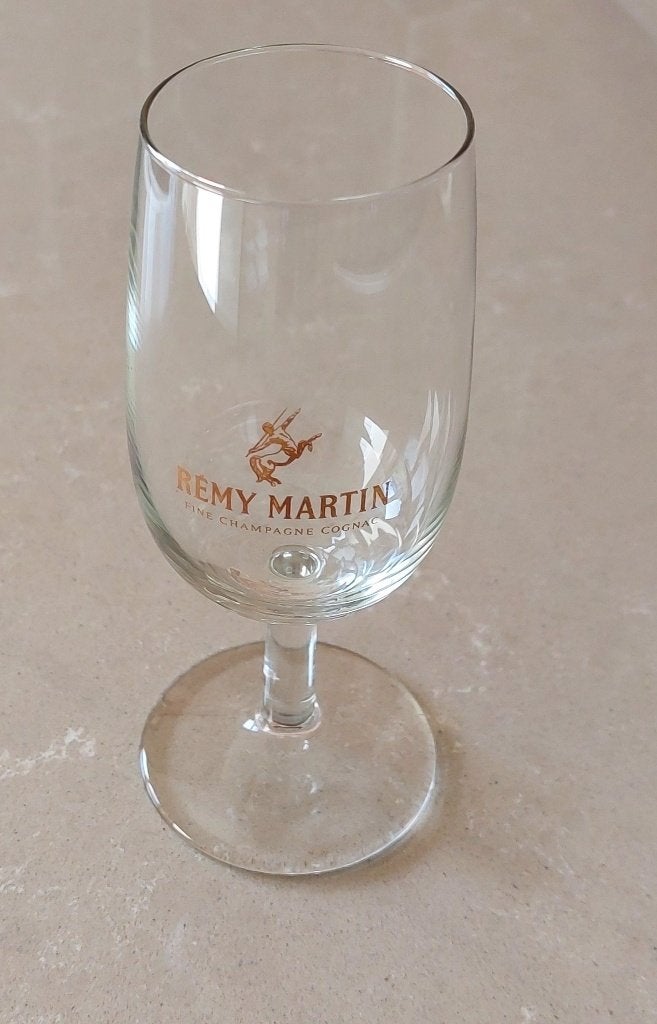 Eén Remy Martin cognacglas - ongebruikt, gaaf, 13,3 cm. hoog, Ophalen, Zo goed als nieuw, Borrel- of Shotglas