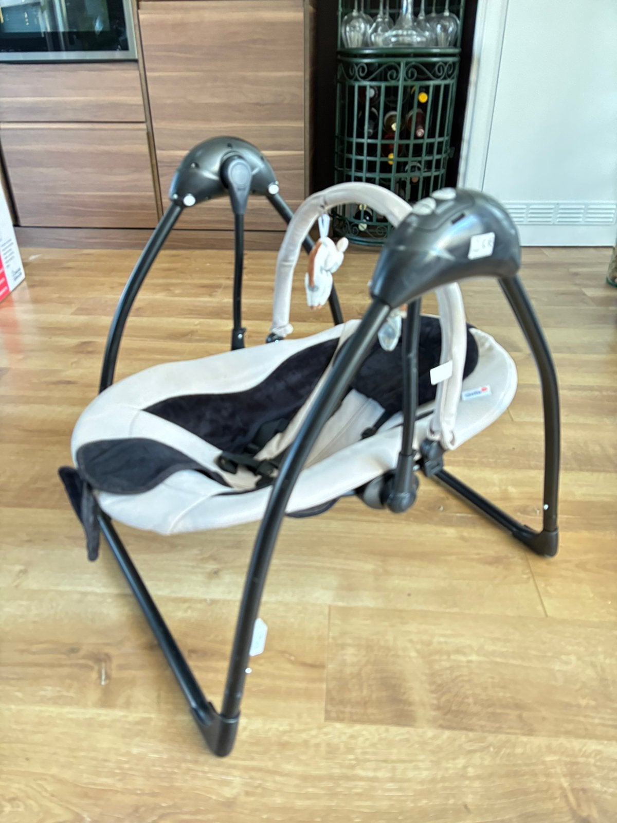 Baby schommelstoel grijs/beige elektrisch, Kinderen en Baby's, Ophalen, Gebruikt