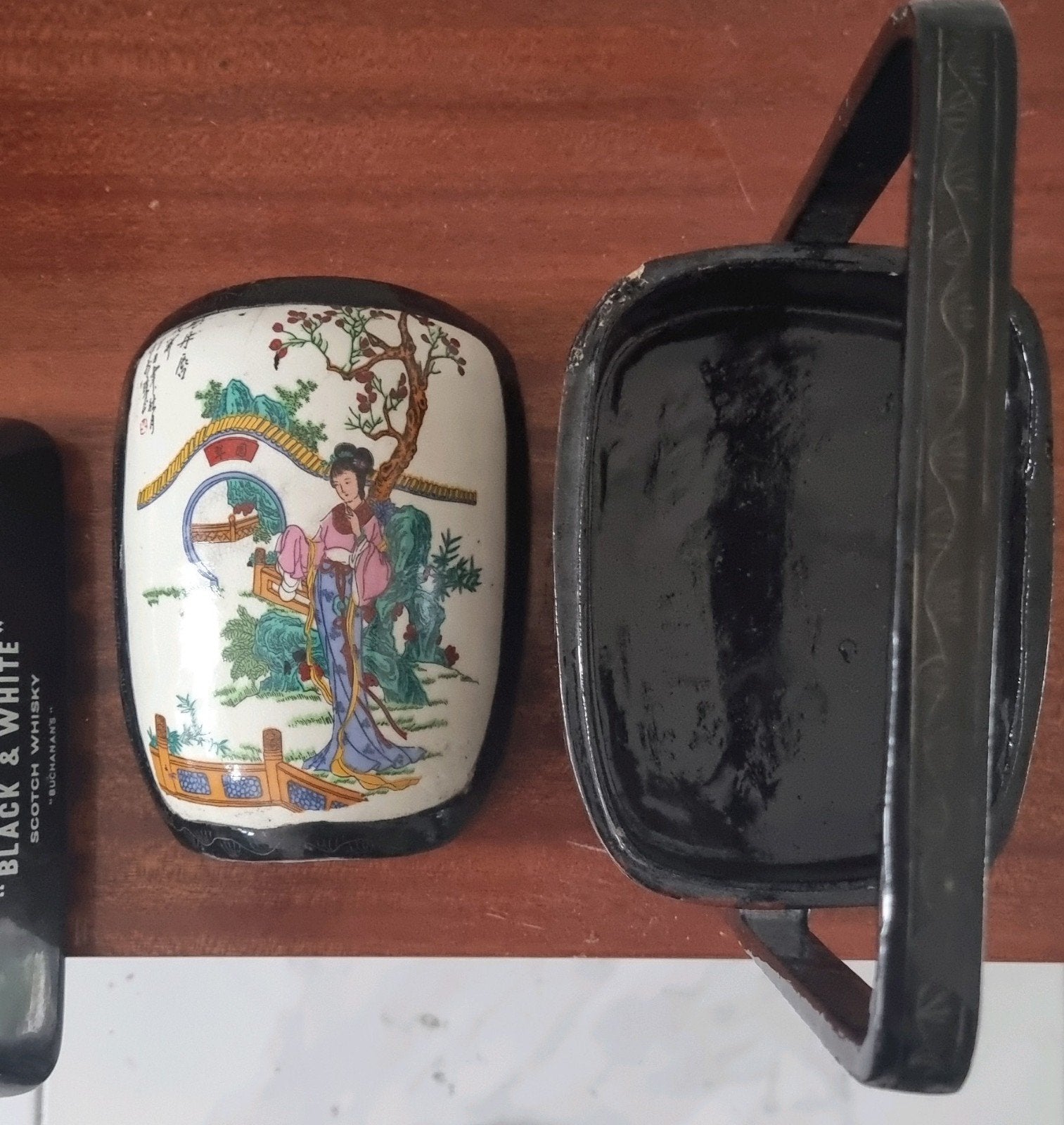 Antieke Chinese Lakdoos met Handvat en Porseleinen Deksel, Antiek en Kunst, Ophalen of Verzenden
