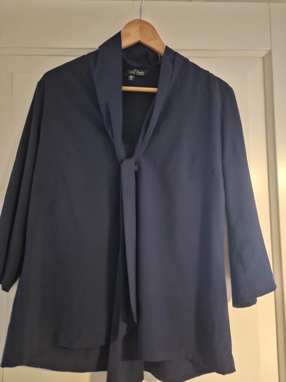 LaDress by Simone donkerblauwe blouse met strik maat S, Blauw, LaDress by Simone, Ophalen of Verzenden, Zo goed als nieuw