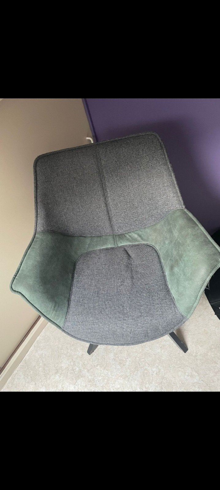 Comfortabele grijze stoel met groene accenten, Ophalen, Modern, Comfortabel, Zo goed als nieuw, Leer