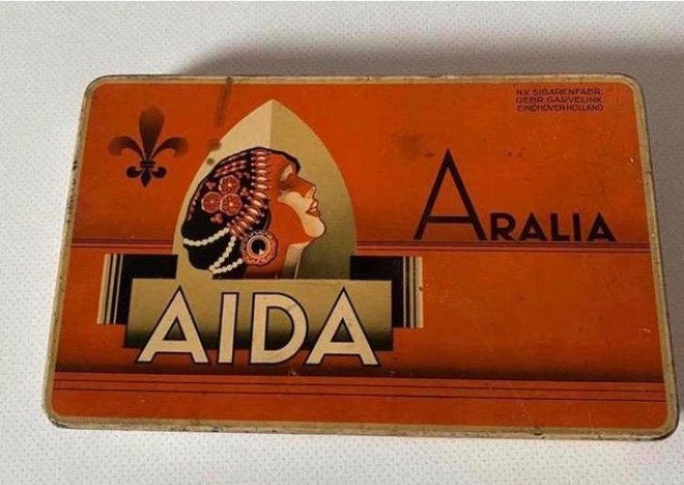 Rechthoekig oranjeachtig sigarenblik van Aida Aralia, Ophalen of Verzenden, Gebruikt, Overige, Overige merken