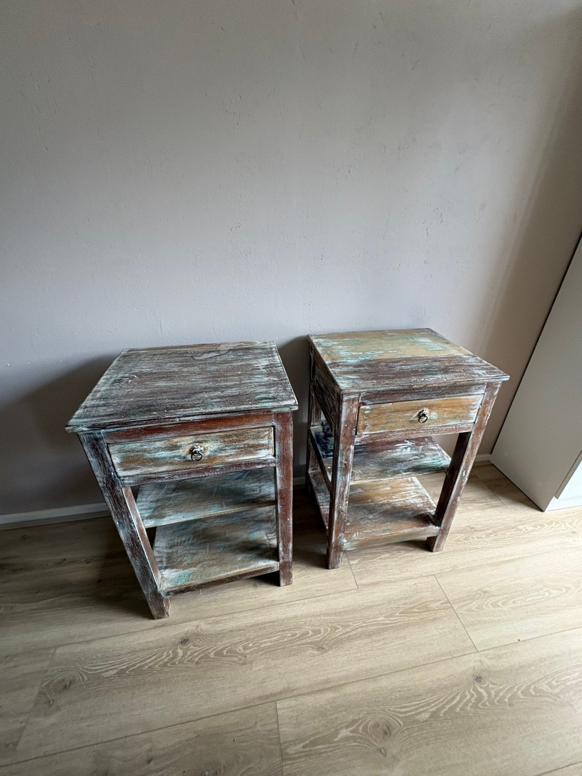 Set van 2 unieke vintage houten nachtkastjes/bijzettafel, Ophalen