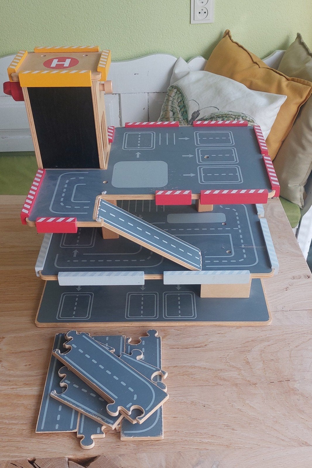 Houten garage met puzzelstukken - Jouéco, Ophalen, Gebruikt