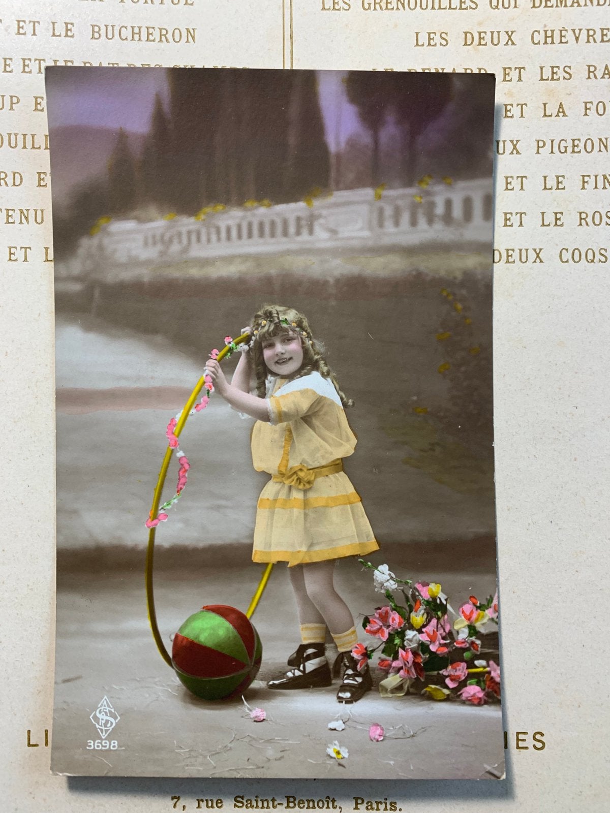 Meisje met lang haar, hoepel en bal (GO), Ophalen of Verzenden, Voor 1920, Gelopen, Kinderen