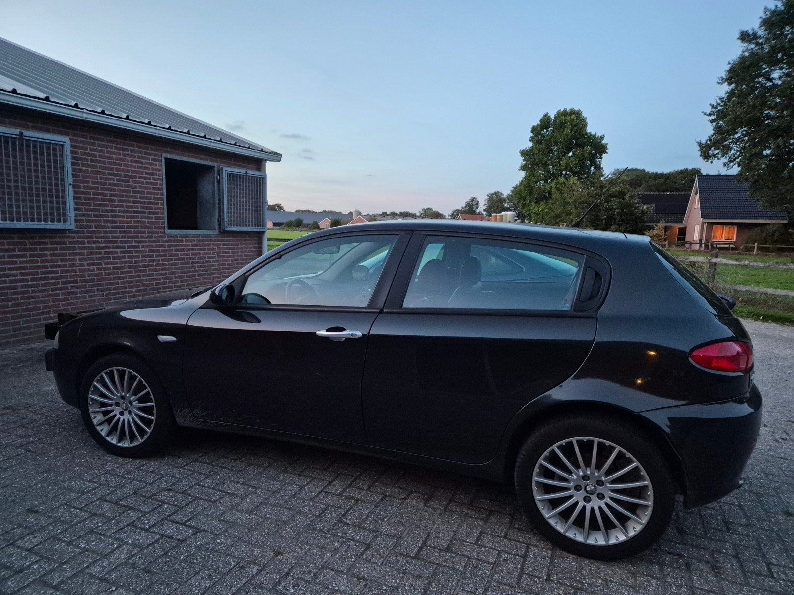 Alfa Romeo 147 1.6 T.spark 16V 88KW 5DR 2005 Zwart, Auto's, Voorwielaandrijving, 1195 kg, 4 cilinders, 400 kg