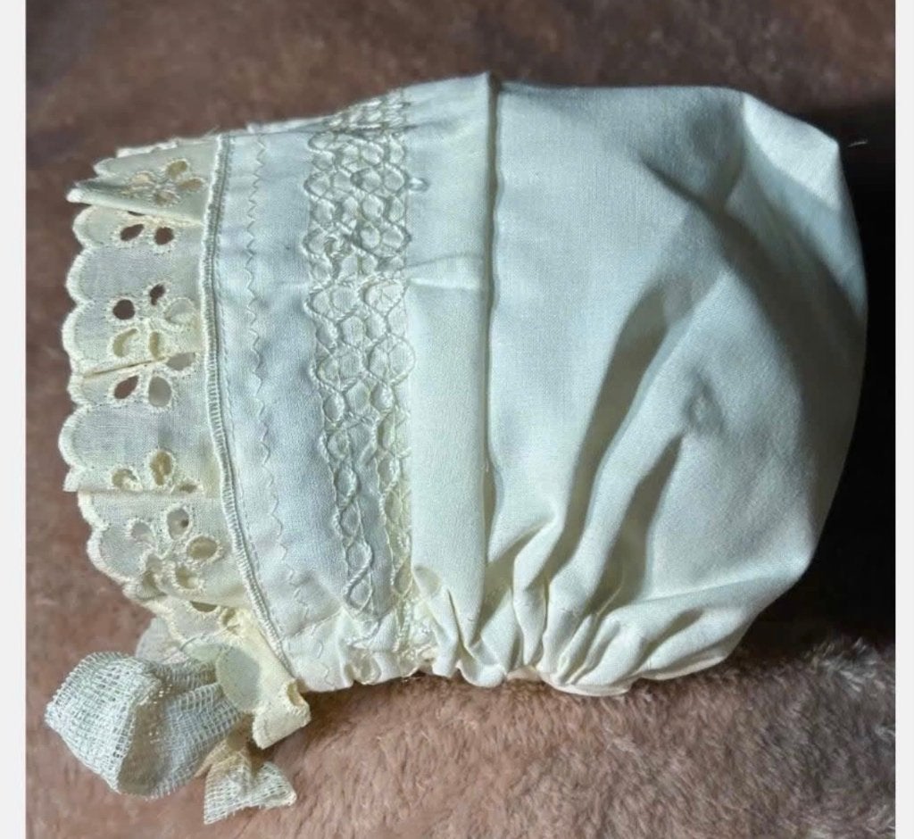 Vintage baby, beer, poppenmutsje broderie, licht geel, Antiek en Kunst, Ophalen of Verzenden