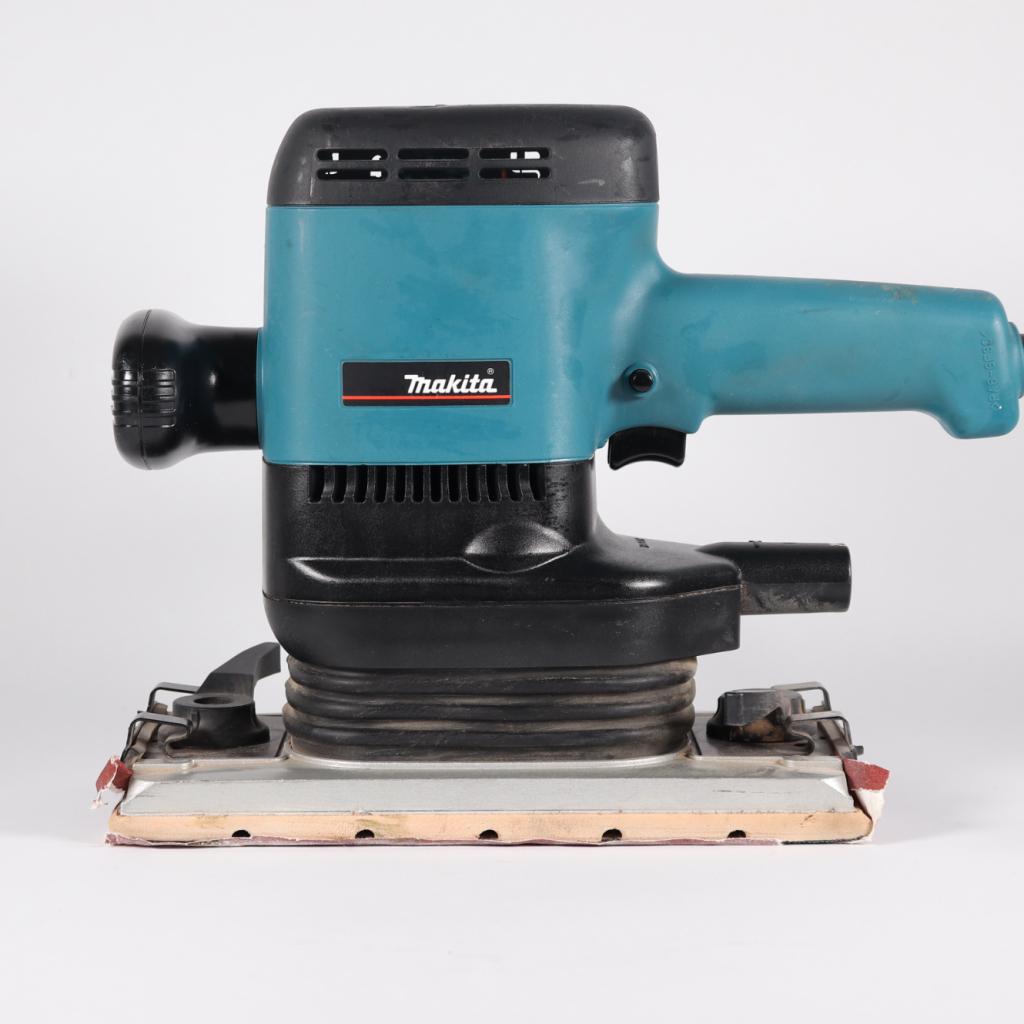 Makita 9046 Vlakschuurmachine 230V - Incl. Garantie (B), Makita, Gebruikt, Support@makita.com, Makita Corporation, 3-11-8, Sumiyoshi-cho, 
Anjo, Aichi 446-8502
Japan