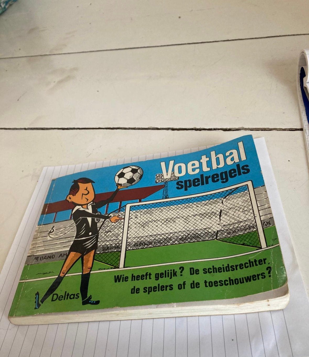 Voetbal spelregels - Vintage boekje met illustraties, Ophalen of Verzenden, Gelezen, Balsport