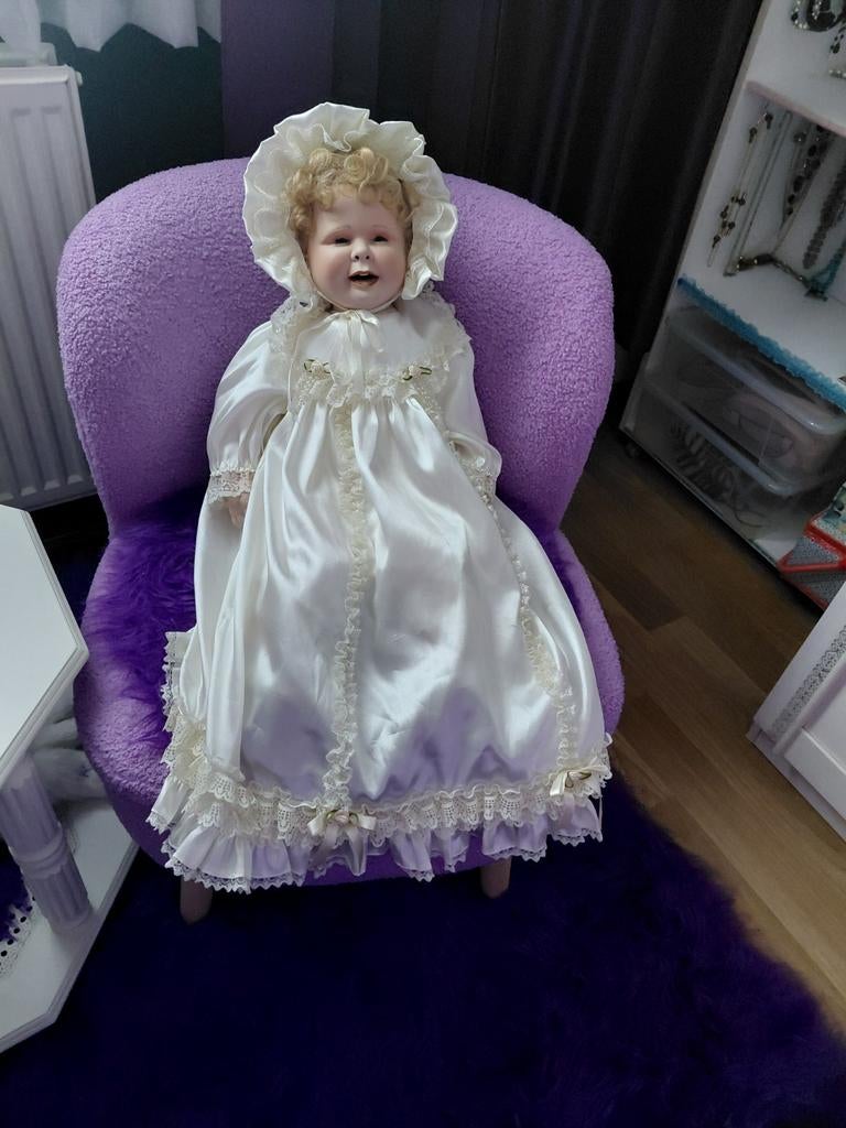 Prachtige porseleinen babypop in doopjurk, Verzamelen, Poppen, Zo goed als nieuw, Pop, Ophalen of Verzenden