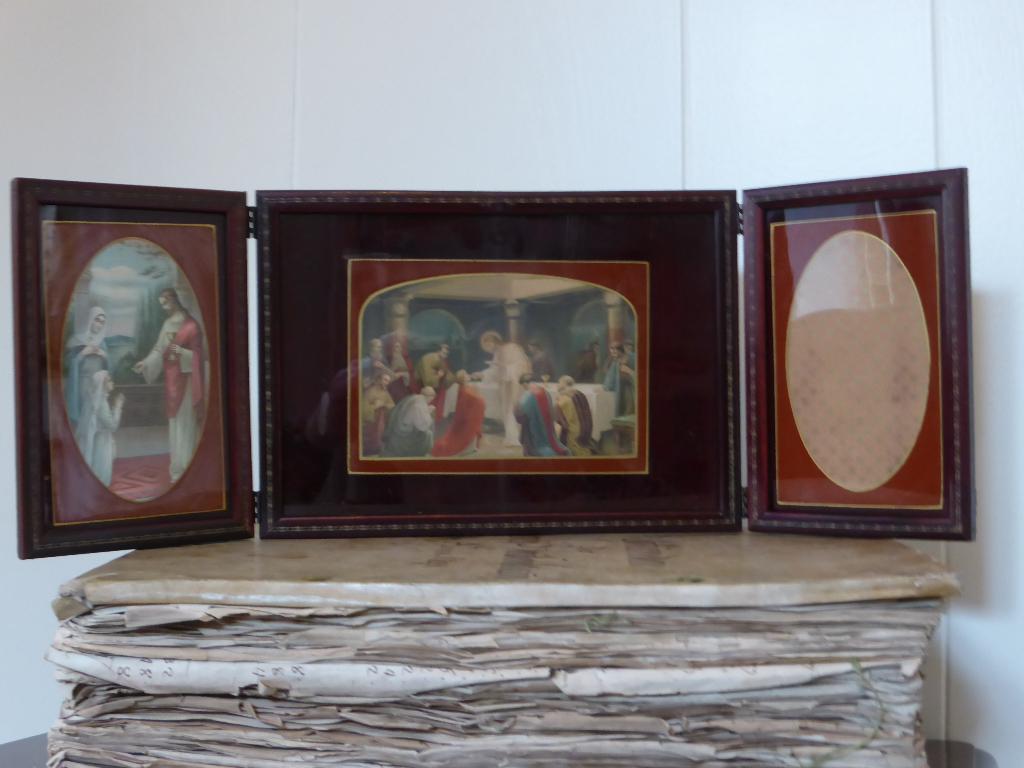 Antieke fotolijst /triptique afbeelding Hl. communie Religie, Ophalen of Verzenden