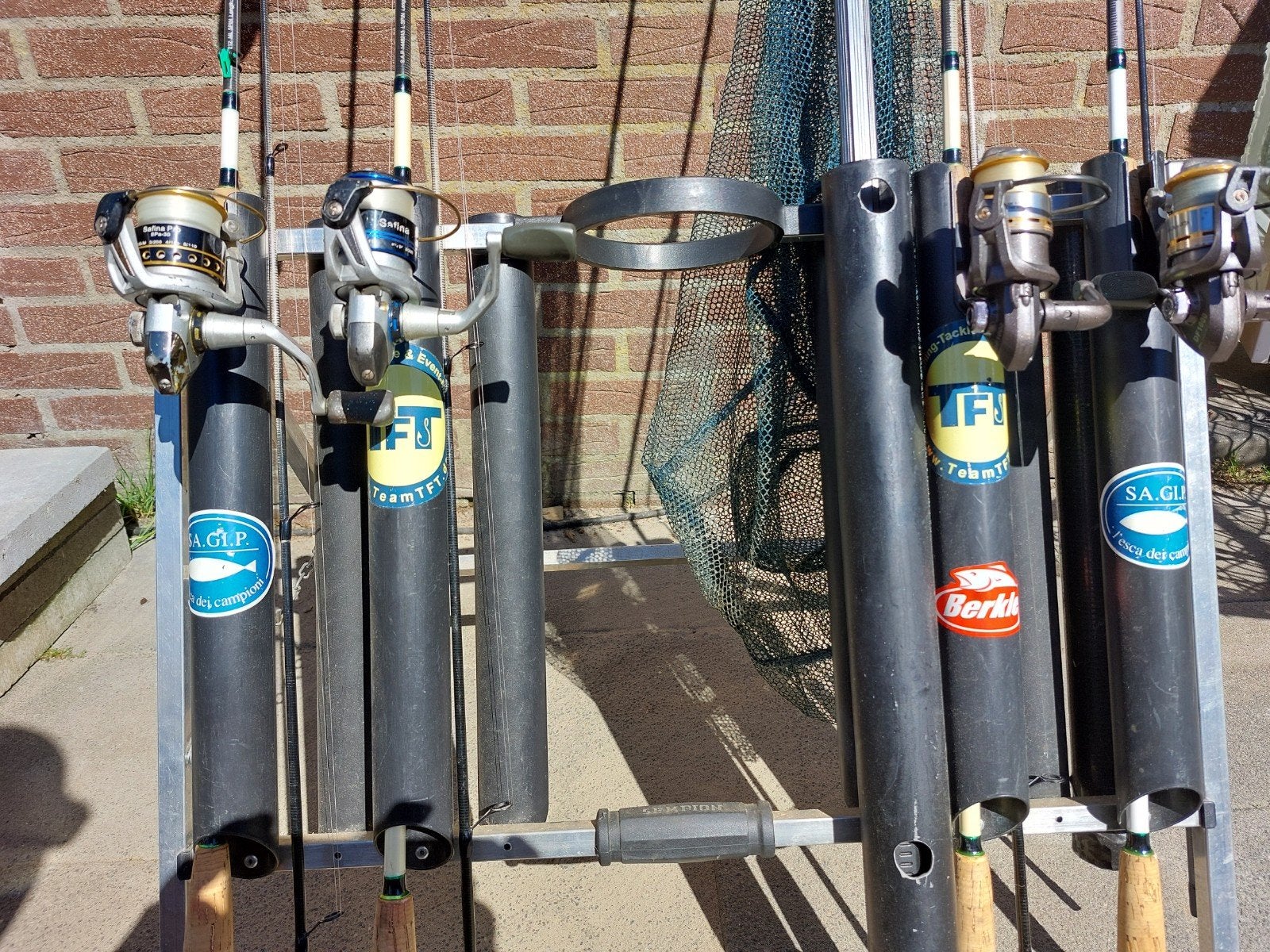 4x forel hengels in rek met nog veel meer., Ophalen, Zo goed als nieuw, Complete hengel