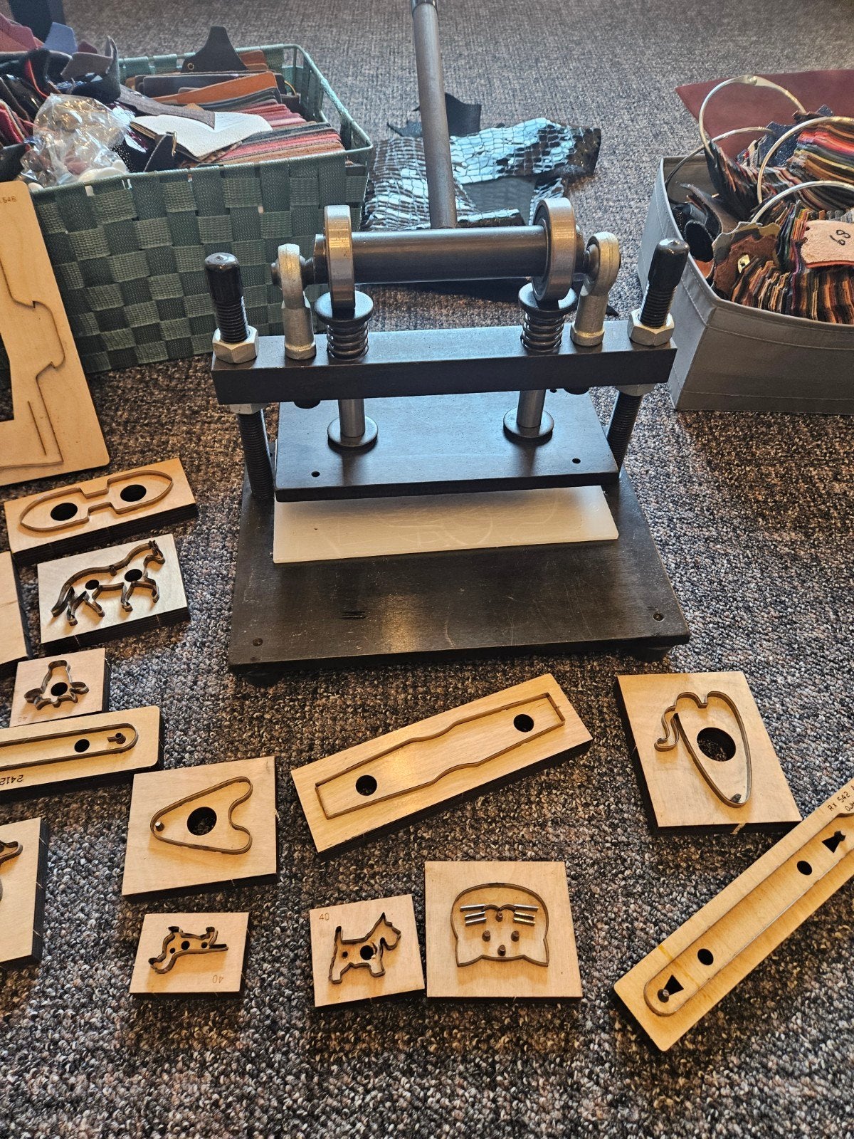 Lederen stansmachine, Ophalen