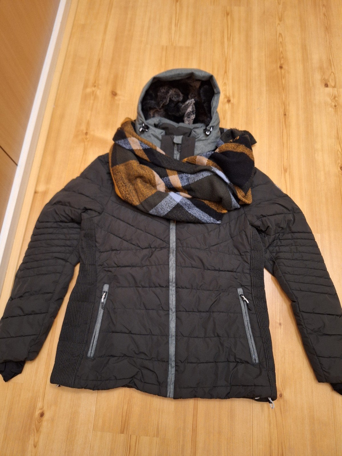 Falcon gewatteerde jas met capuchon en sjaal, maat XL, Falcon, Maat 46/48 (XL) of groter, Ophalen of Verzenden, Gedragen