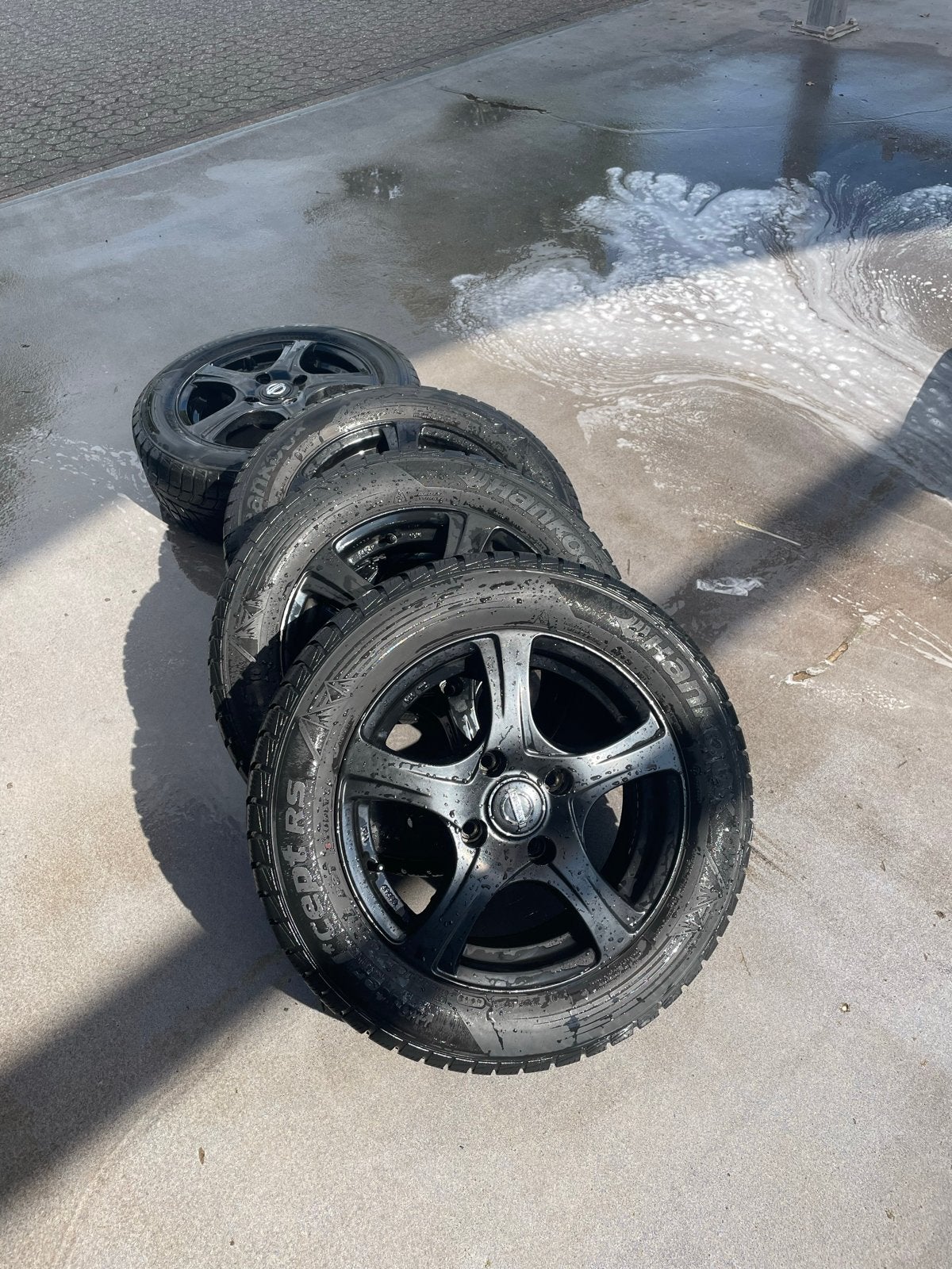 Set van 4 Hankook Winterbanden nissan op Zwarte Velgen, Auto-onderdelen, Banden en Velgen, Gebruikt, 16 inch, Banden en Velgen