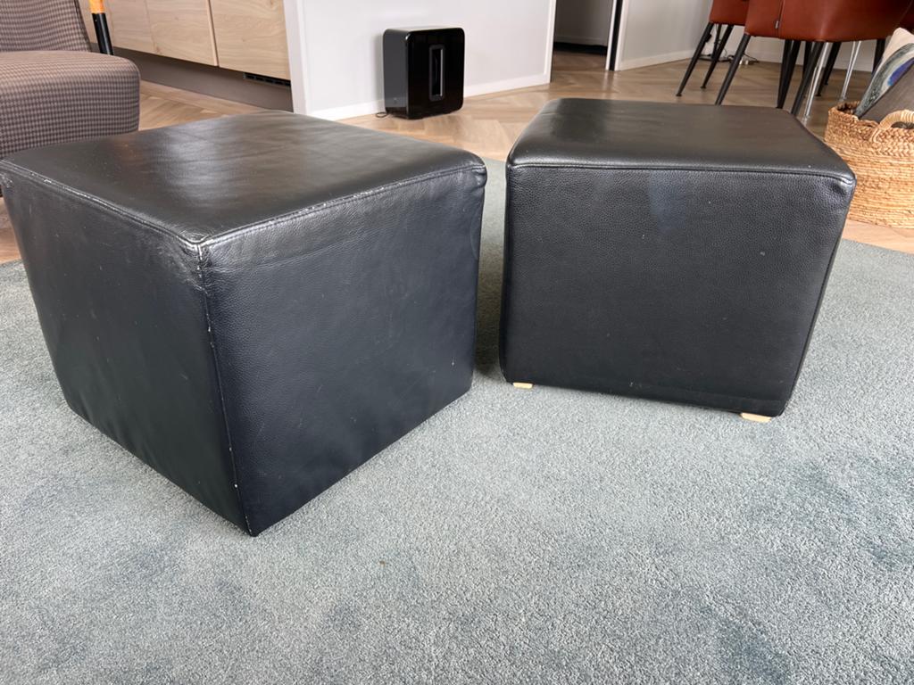 Twee zwarte leren poefen - 47x47x40 cm, Ophalen, Minder dan 50 cm, Vierkant, Leer