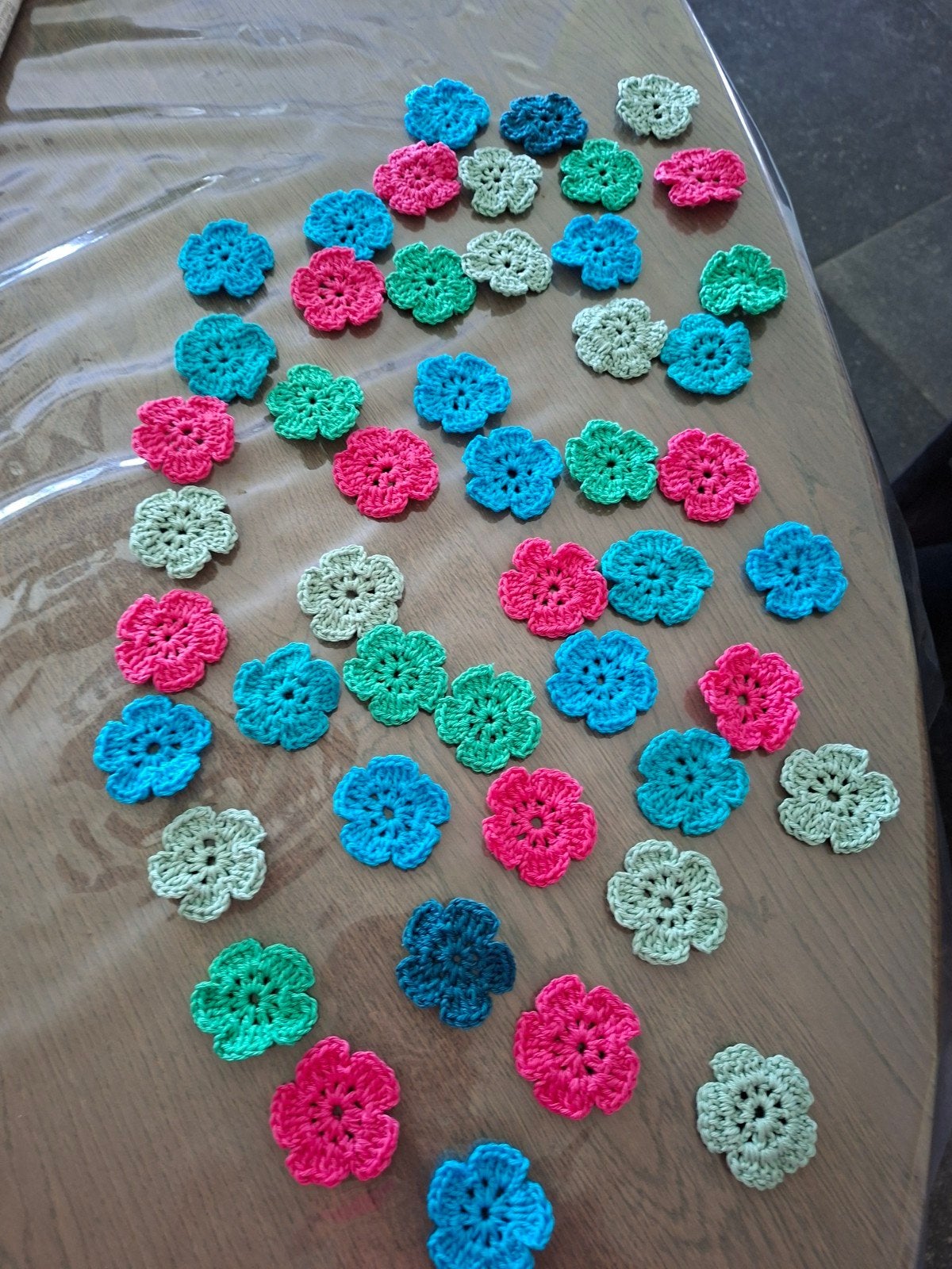 48 gehaakte bloemen, 4.5-5cm, diverse kleuren, Ophalen of Verzenden, Nieuw, Haken, Overige typen