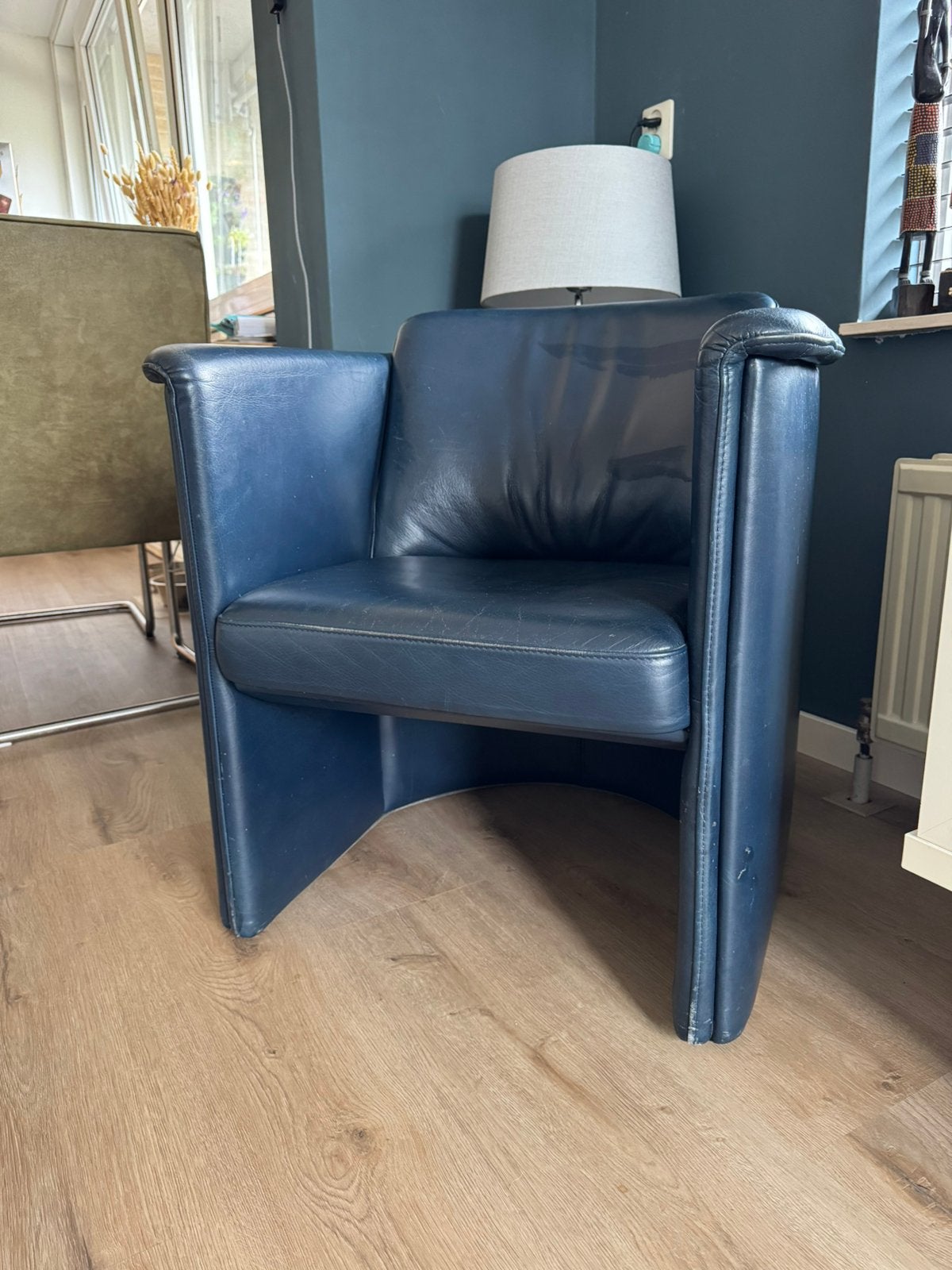 Vintage design clubfauteuil – Donkerblauw leer, Ophalen, Zo goed als nieuw, 50 tot 75 cm, Leer