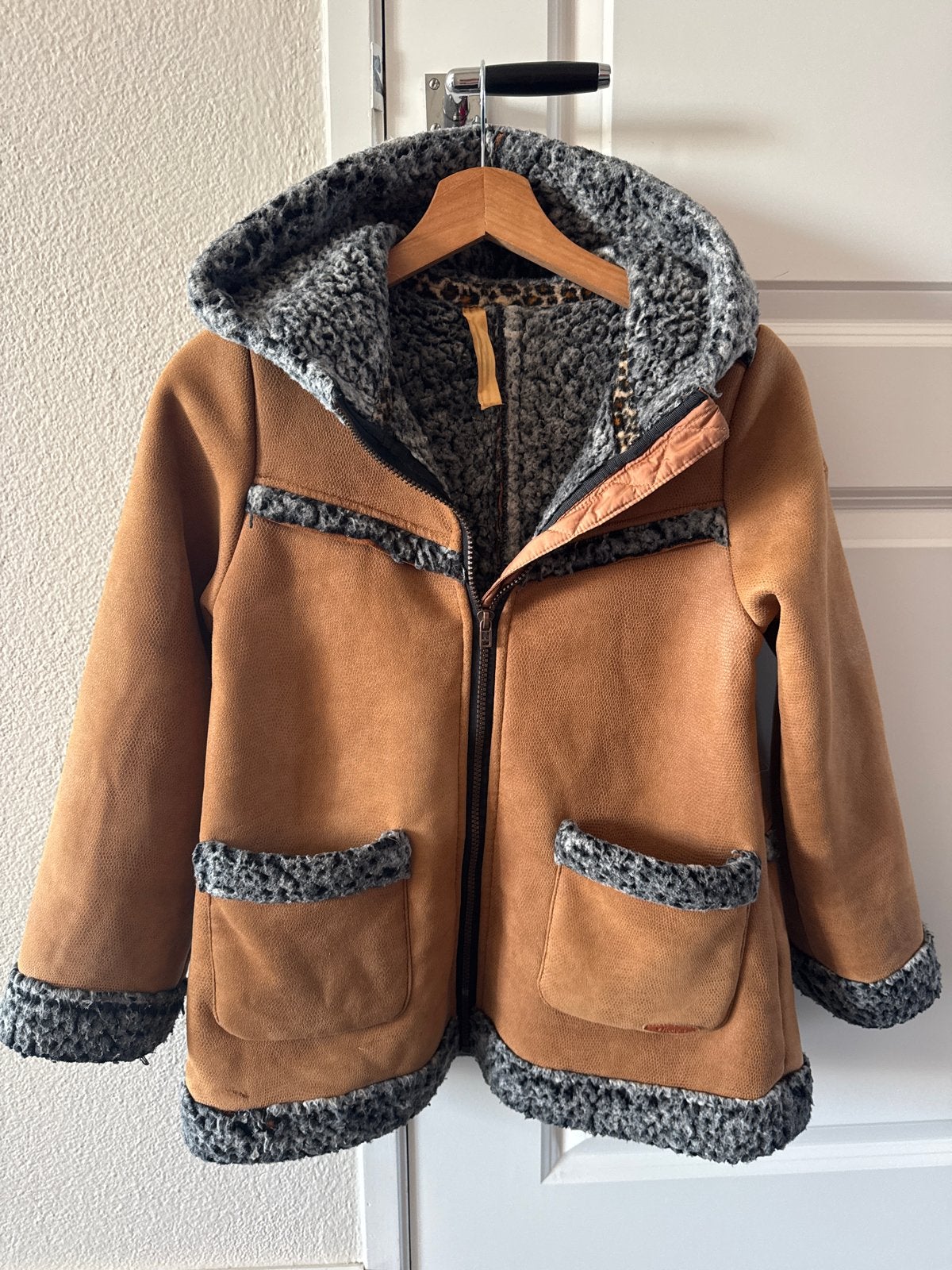 Warme winterjas voor kinderen - Bruin met teddy voering, Ophalen of Verzenden, Gebruikt, Jongen of Meisje