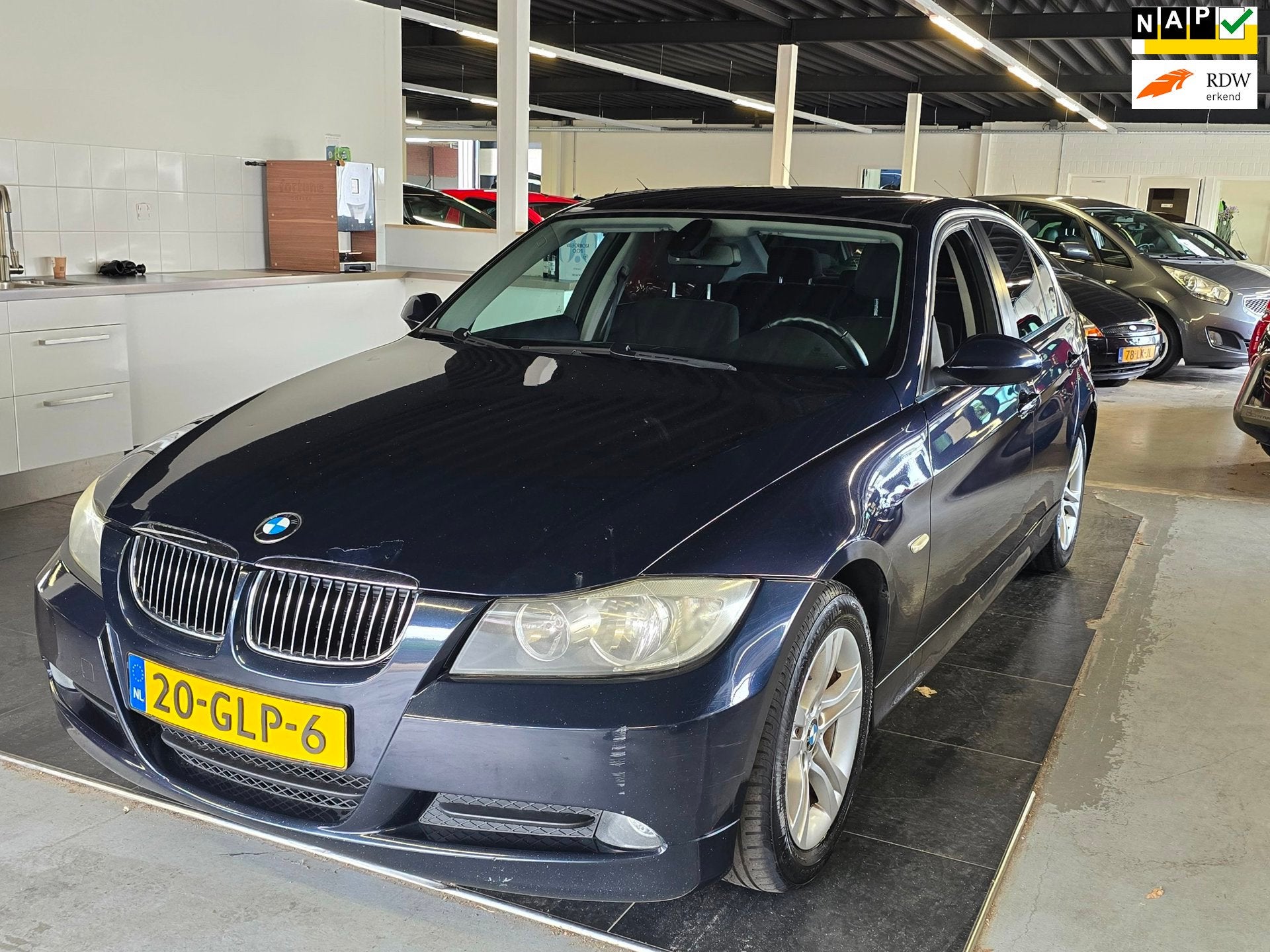BMW 3-serie 320i Executive/AIRCO/CRUISE/INRUIL KOOPJE/, 1345 kg, Zwart, 4 cilinders, Parkeersensor