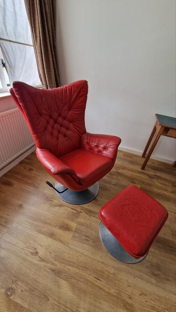 Prachtige vintage rode leren eggchair met voetenbankje, Ophalen, Gebruikt, Vintage, Retro, Design, 75 tot 100 cm