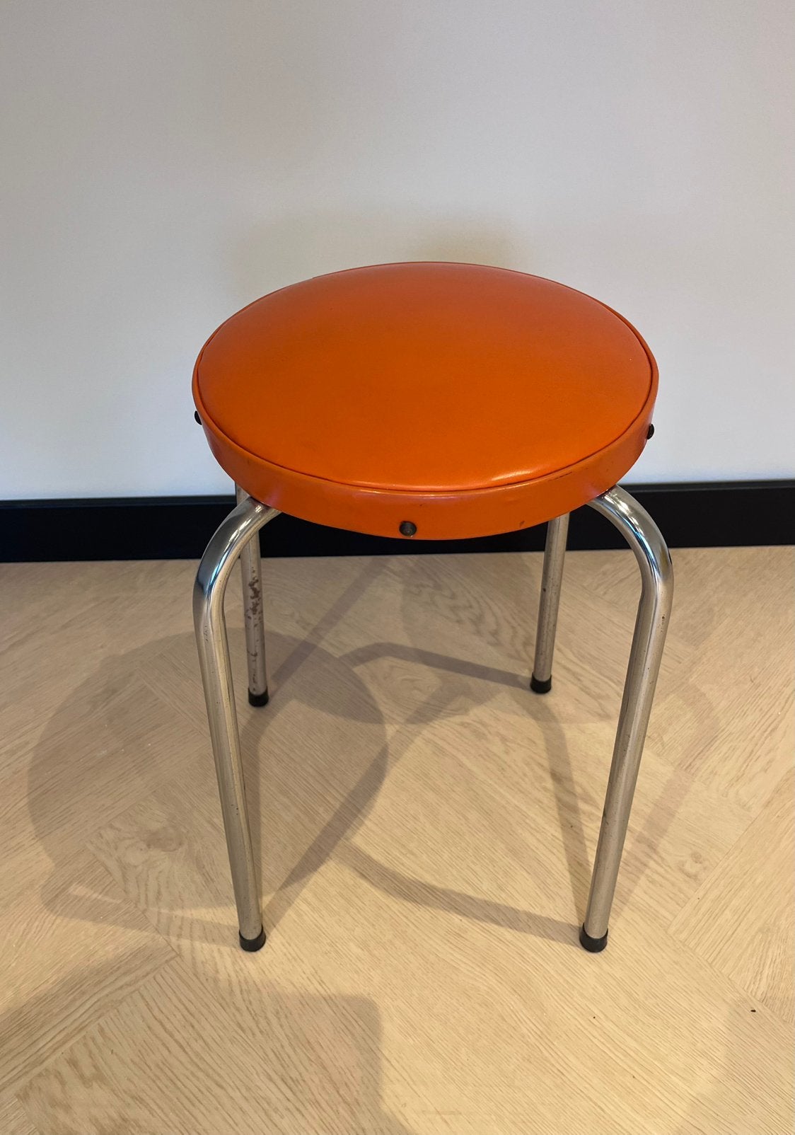 Vintage oranje krukje metaal en kunstleer, Ophalen, Hout