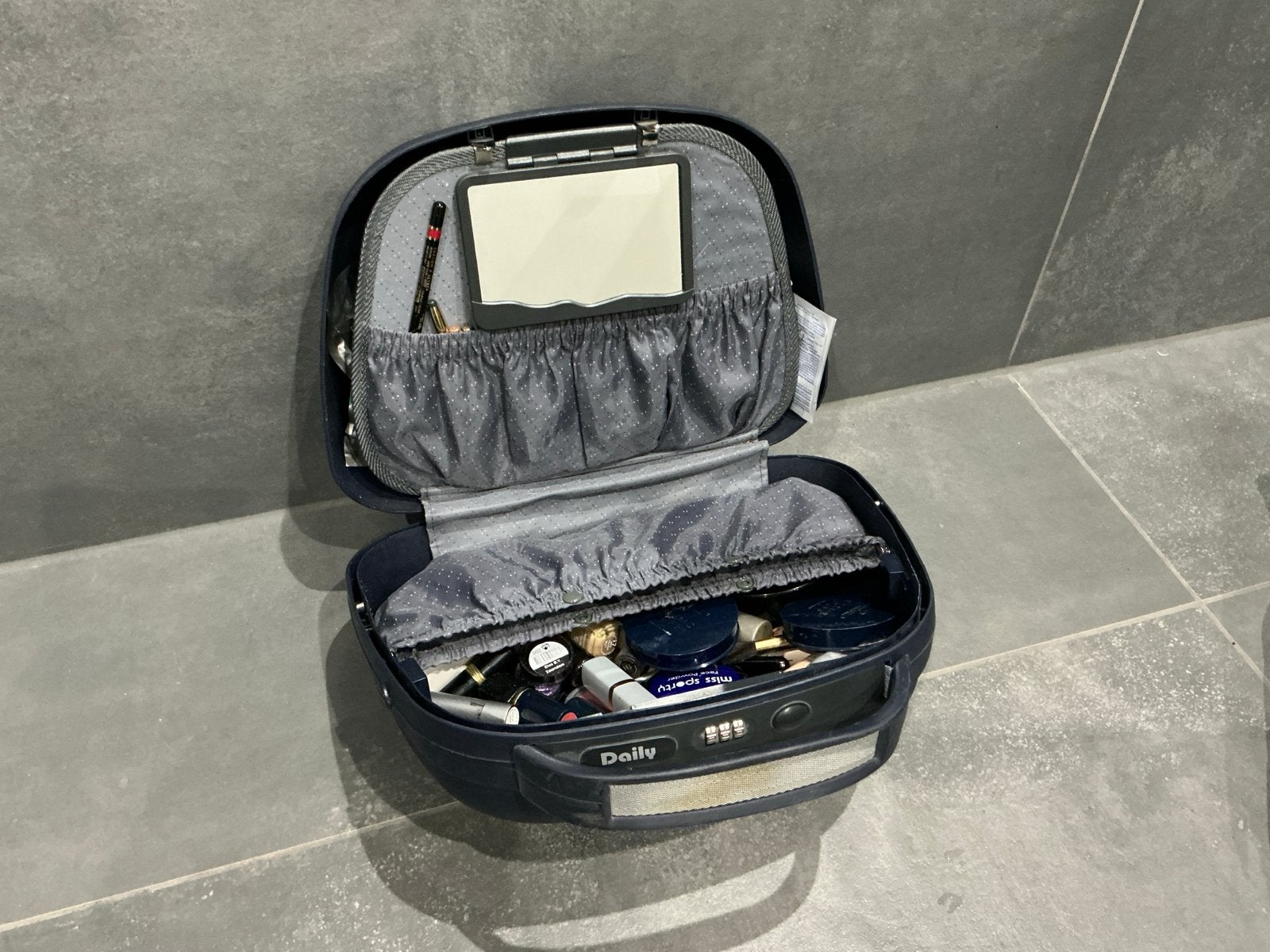 Daily make-up koffer met spiegel, slot en produkten, Gebruikt, Blauw, Ophalen of Verzenden, Met slot