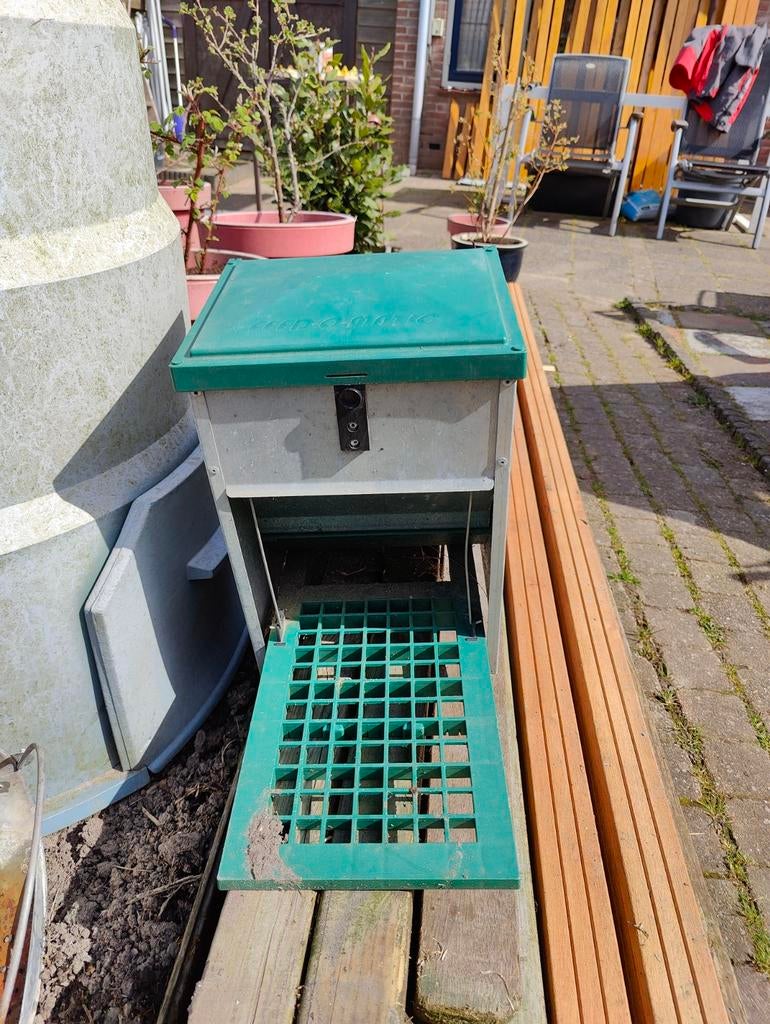 Feedomatic trapbak voor kippen – 5kg – Tegen ongedierte, Dieren en Toebehoren, Pluimvee | Toebehoren, Ophalen, Drinken en Voederen