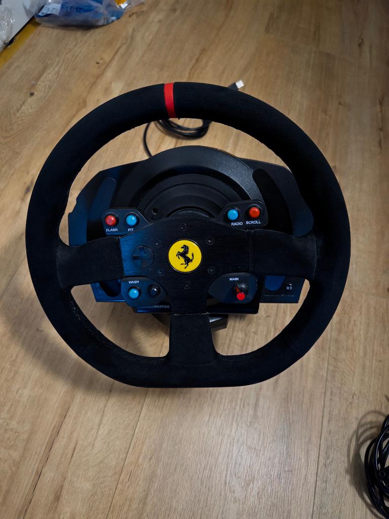 Thrustmaster T300 Ferrari Alcantara edition + pedalen, Ophalen, Zo goed als nieuw, Thrustmaster/Logitech