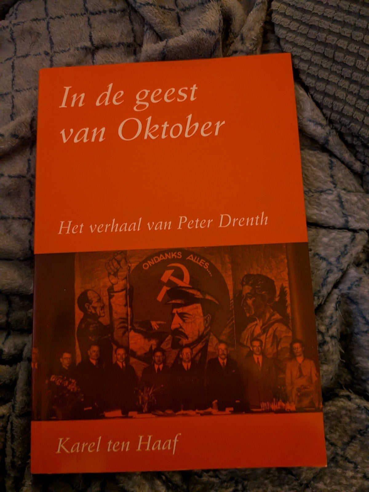 K. ten Haaf - In de geest van Oktober, Ophalen of Verzenden, Zo goed als nieuw, Nederland, K. ten Haaf