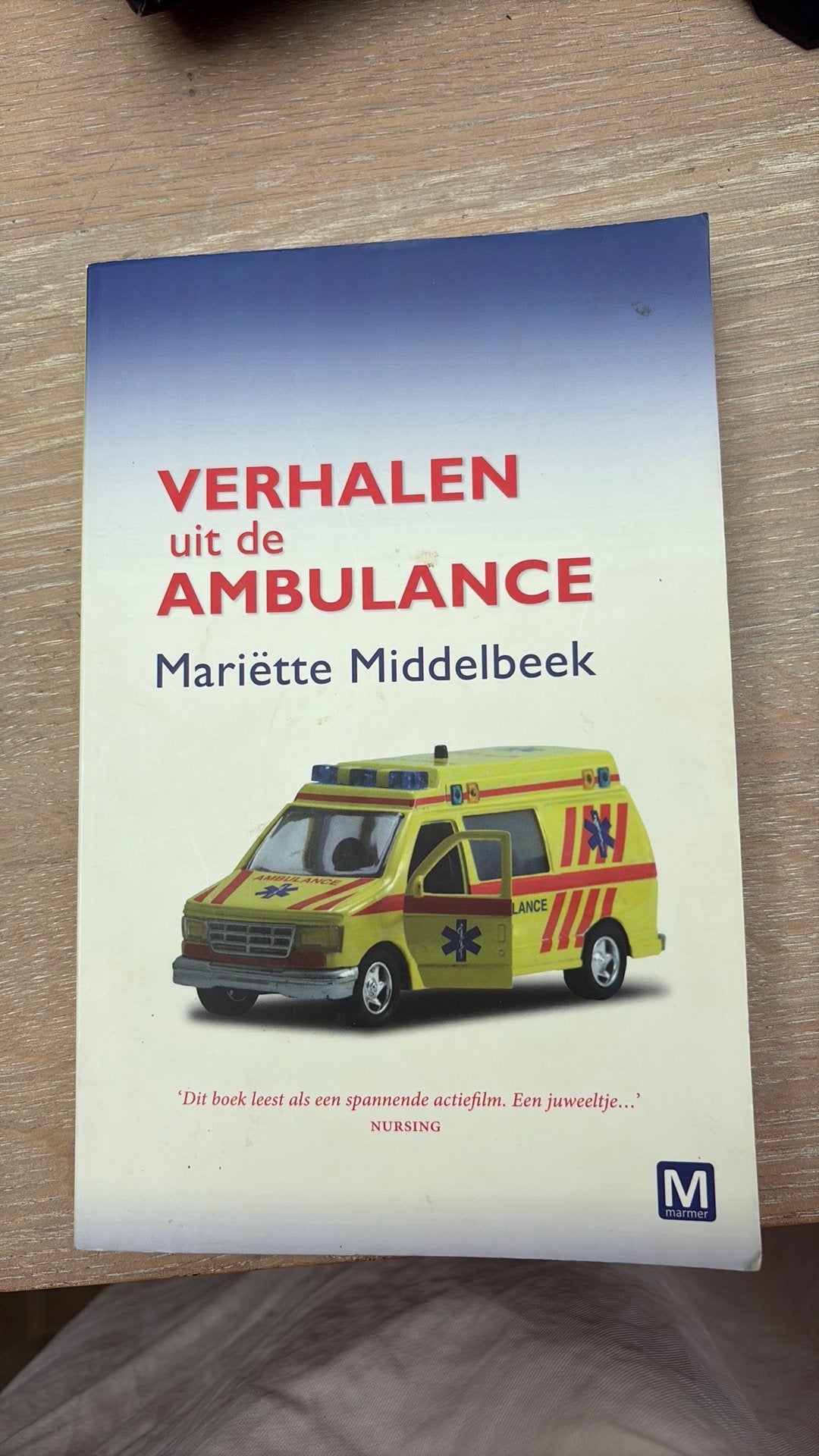 Boek verhalen uit de ambulance  Mariette Middelbeek igst, Boeken, Ophalen of Verzenden, Zo goed als nieuw, Overige merken