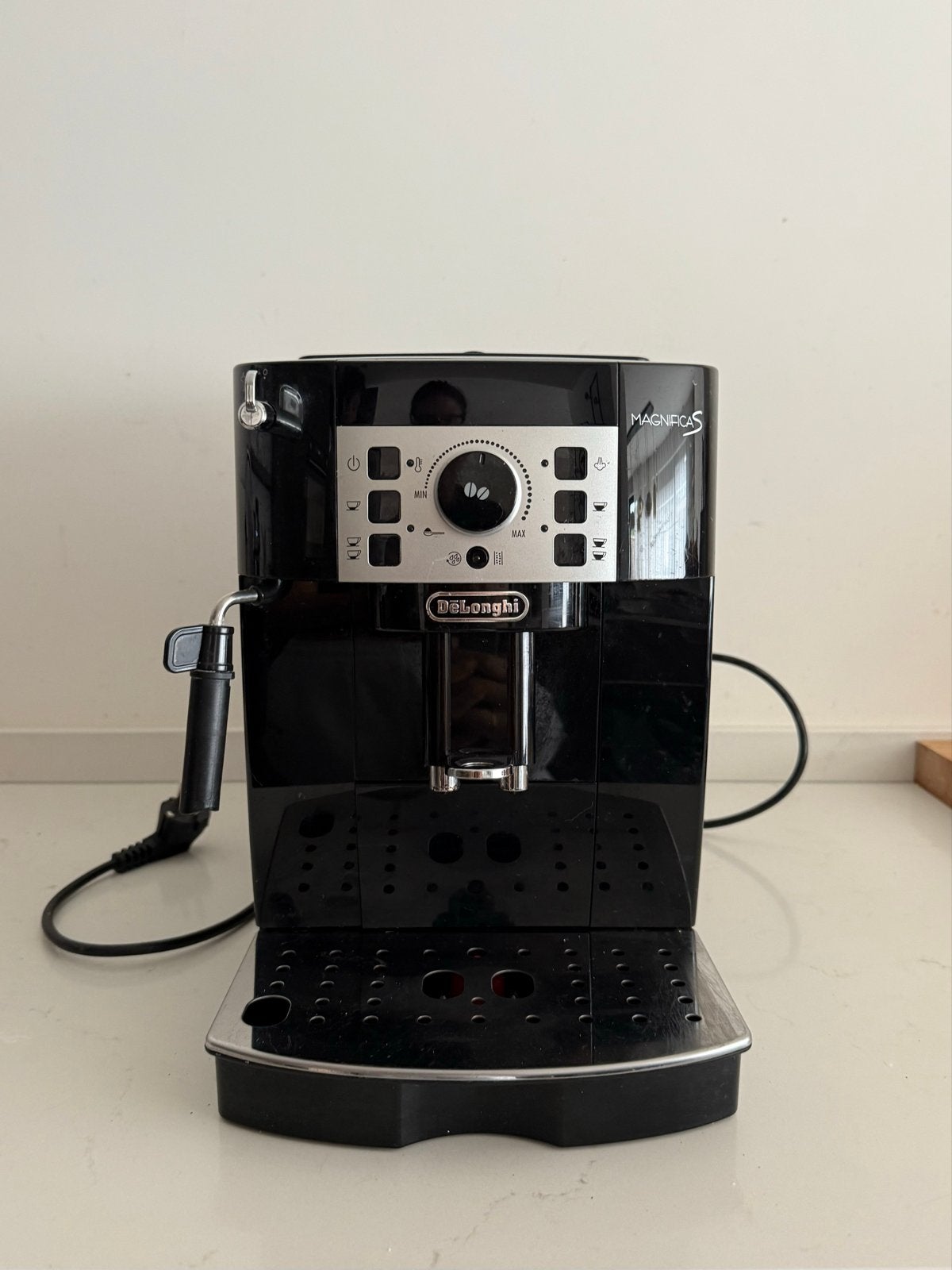 De'Longhi Magnifica S volautomatische espressomachine, Afneembaar waterreservoir, Gebruikt, Espresso apparaat, 2 tot 4 kopjes